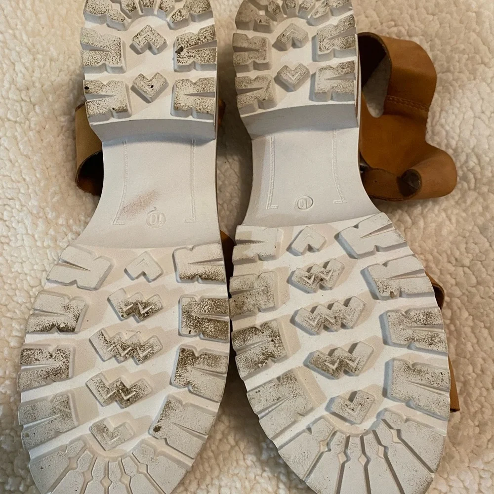 Women's Tan Sandals .  Size10  Comfort brand sandals,   In good condition. - Picture 4 of 7